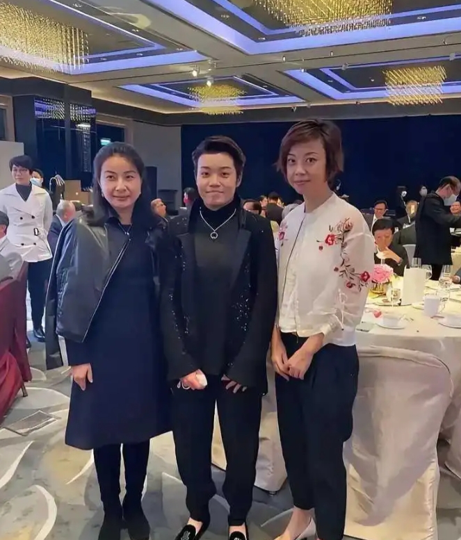 中间这位是谁有人知道吗