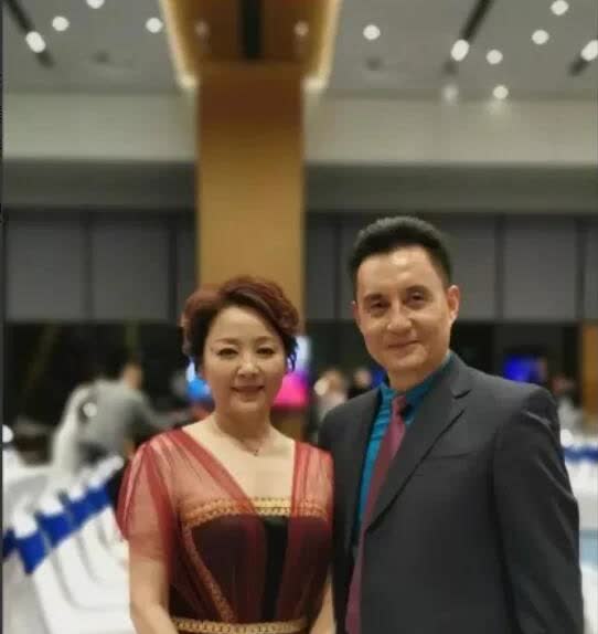 这才是比刘晓庆优雅的女演员，怎么穿衣服都是那么得体，不装嫩，却让你眼前一亮。八十