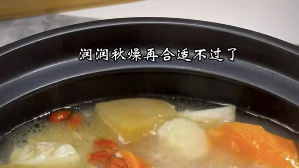 苹果山药排骨汤：秋日里的温柔魔法，一口喝出暖融融的幸福感