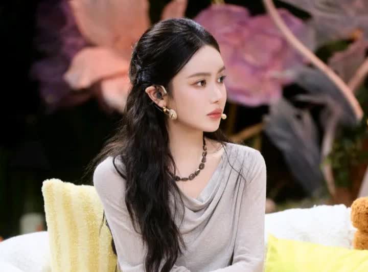 美娜回应与秦奋分手，是我提的分手。通过这段回应能看出美娜是个独立、有思想的女性。