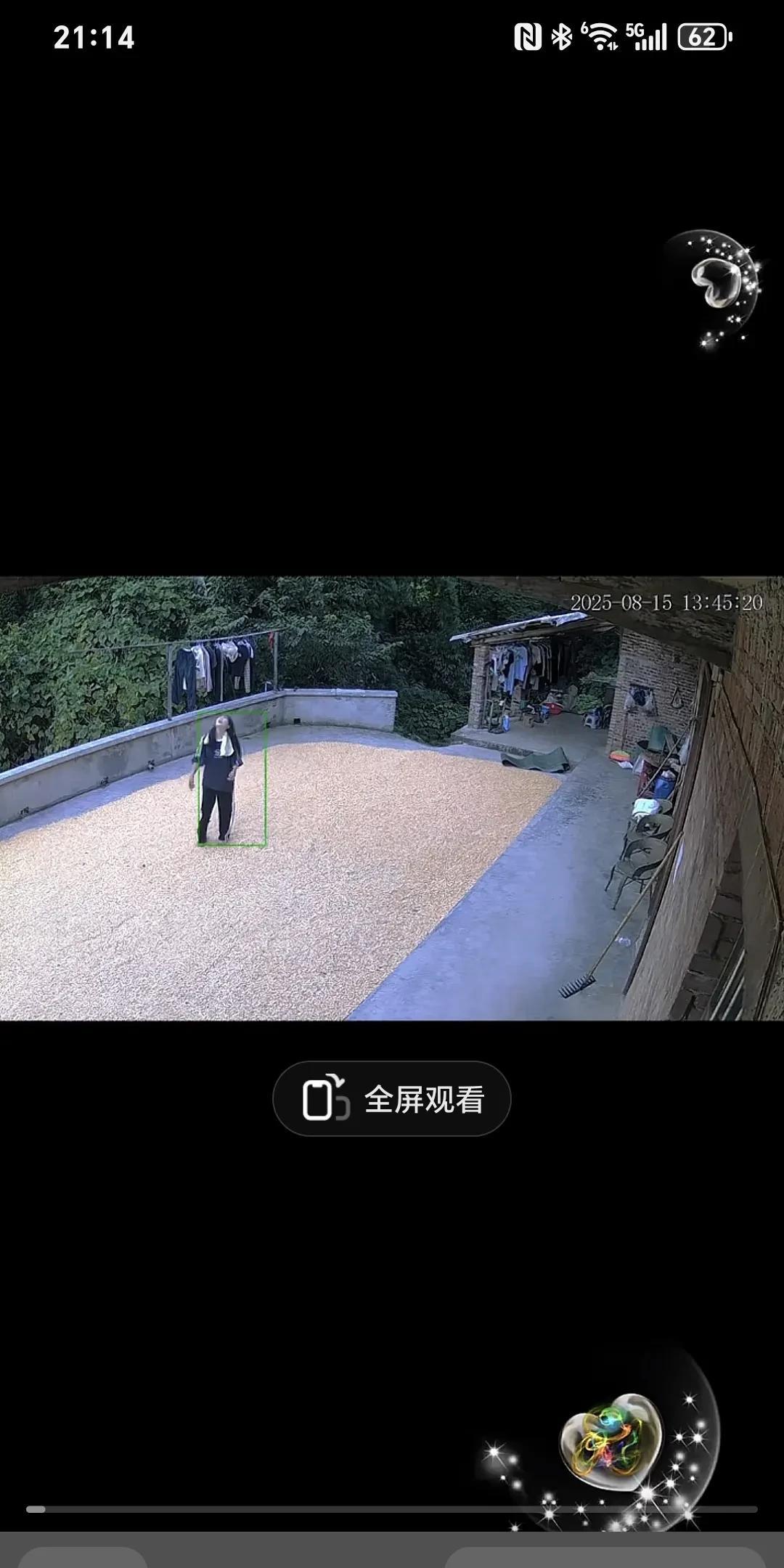 监控下的一幕……
监控下，天台处平整地晒着大片的谷子，她从屋里出来望了望天空，想