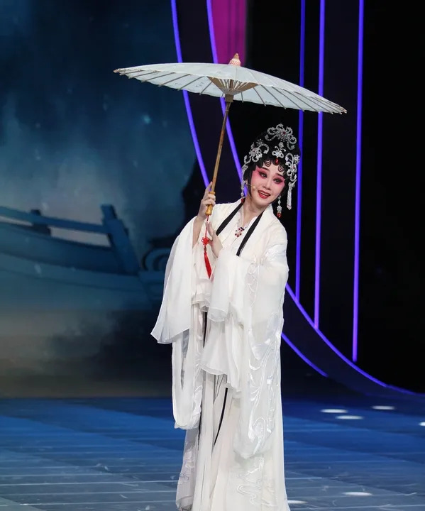 吴琼离开安徽发展演艺事业











究竟是什么原因让一位在安徽小有名