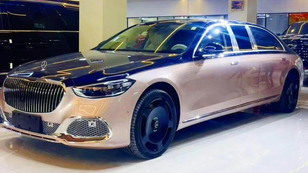2025款奔驰S级礼宾车实车亮相，加长600mm，配双色车身