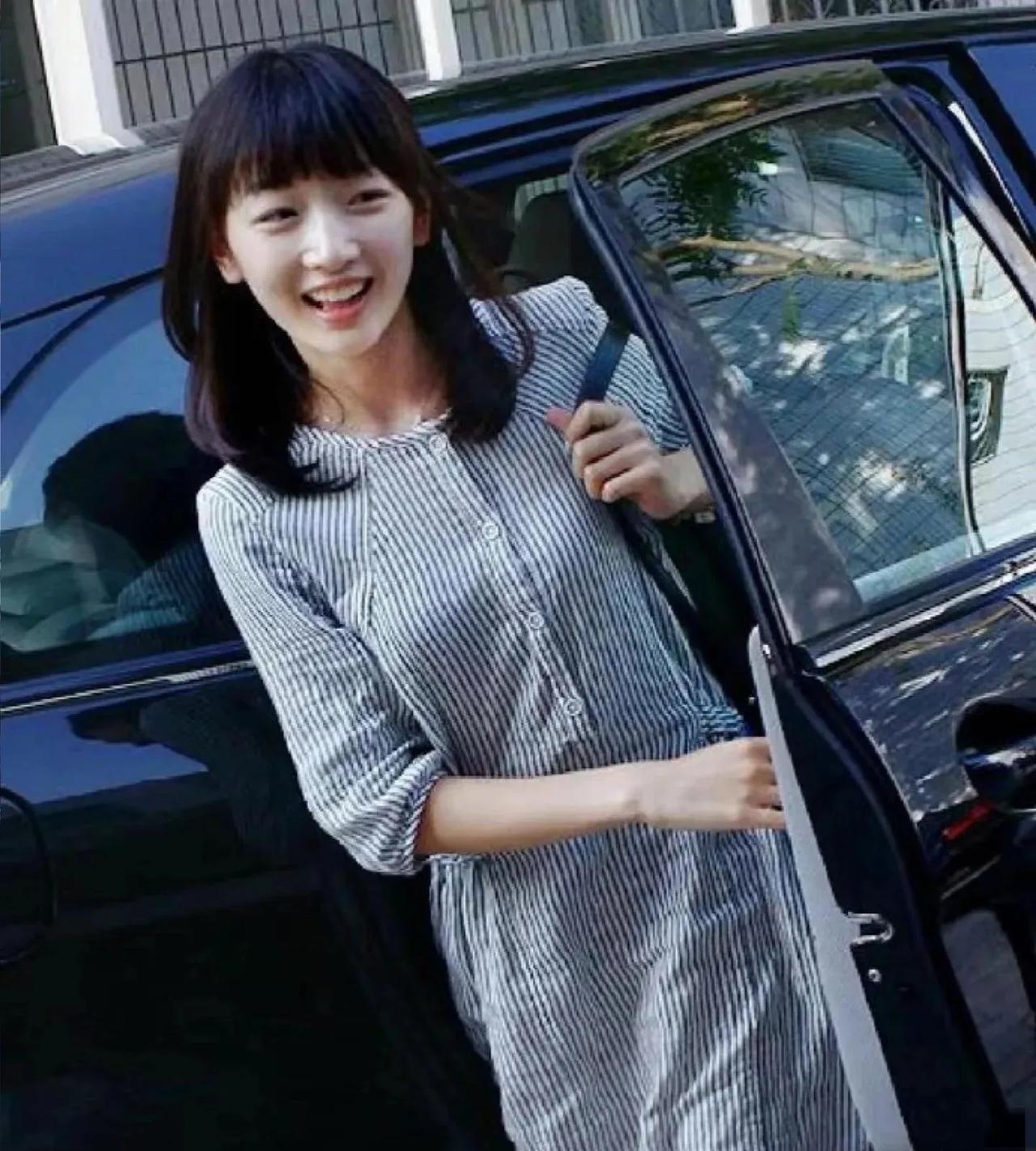 刚出道时的周冬雨长得真讨喜，气质清纯干净，乖乖女的感觉。#周冬雨#
