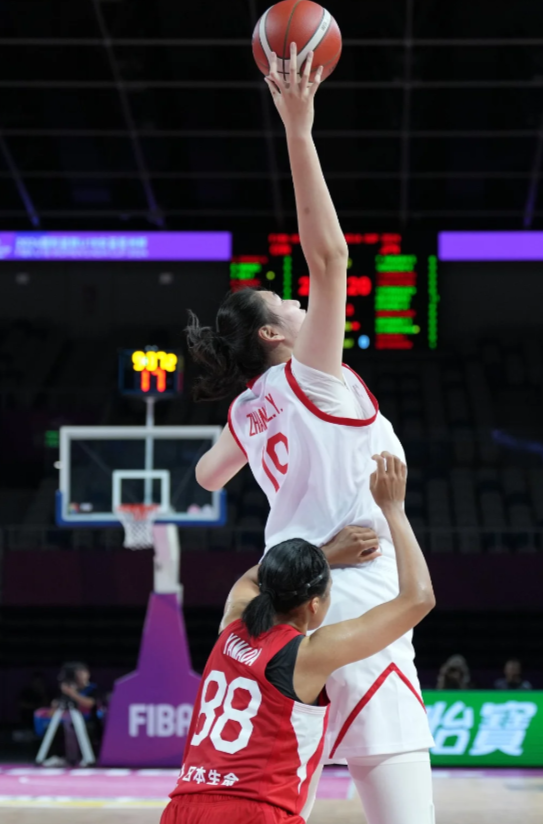 制霸篮下，张子宇出战14分半钟13中9

女篮热身赛西安站，中国女篮101-92