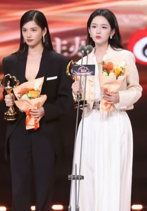 最近张婧仪亮相伦敦时装周，可太惊艳了，完美诠释了啥叫“大花幼年体”！

第一次踏