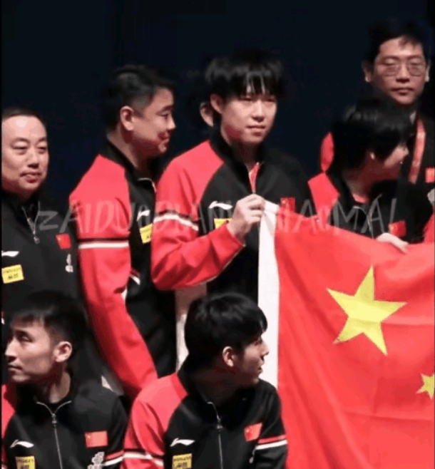 太搞笑了！王皓这次是真高兴了，跟王楚钦的大合照那是又争又抢，哪怕旁边站的是刘国梁
