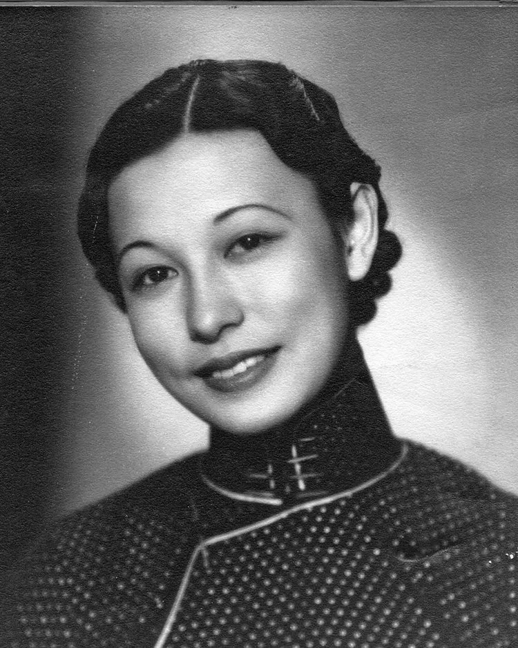 1943年，她在医院生孩子难产，女儿也得了肺病，而当时她的丈夫却在寡妇家里厮混。