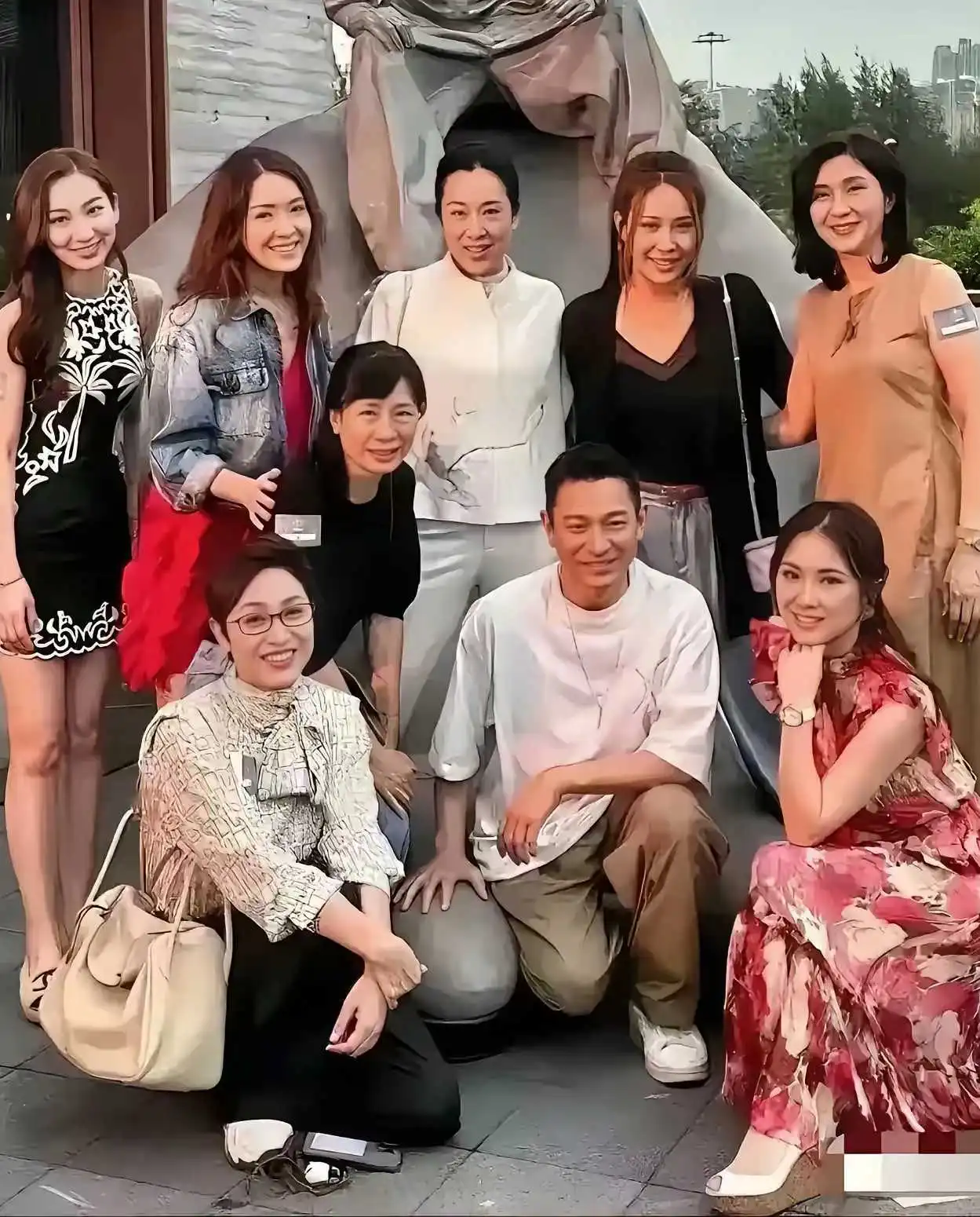 華仔的手放在谁的腿上了？
