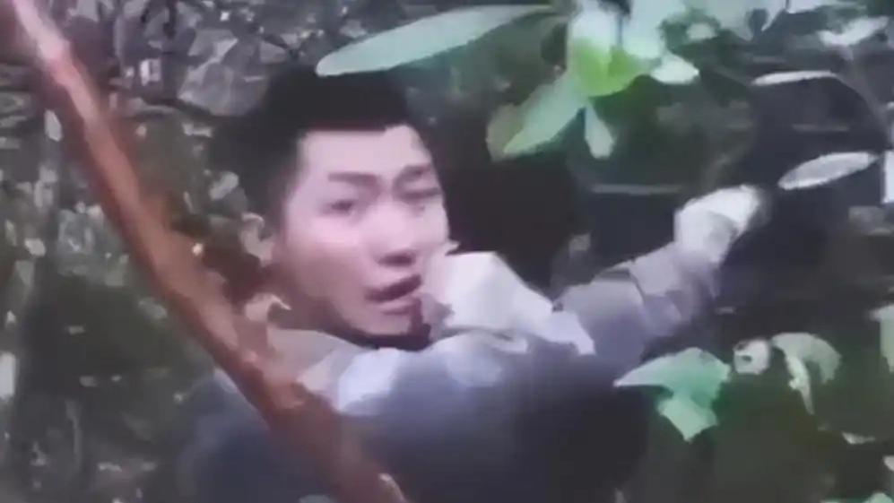 两名解放军战士被围后，口含手雷拉环对峙印军，四年后视频遭曝光