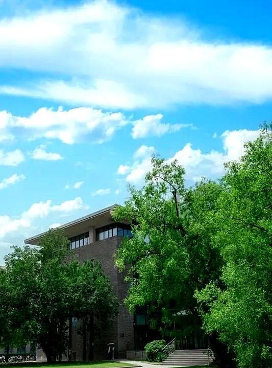 说实话，清华北大其实已经跟大部分普通家庭没关系了！
现在连高考赛道都卷出新花样了