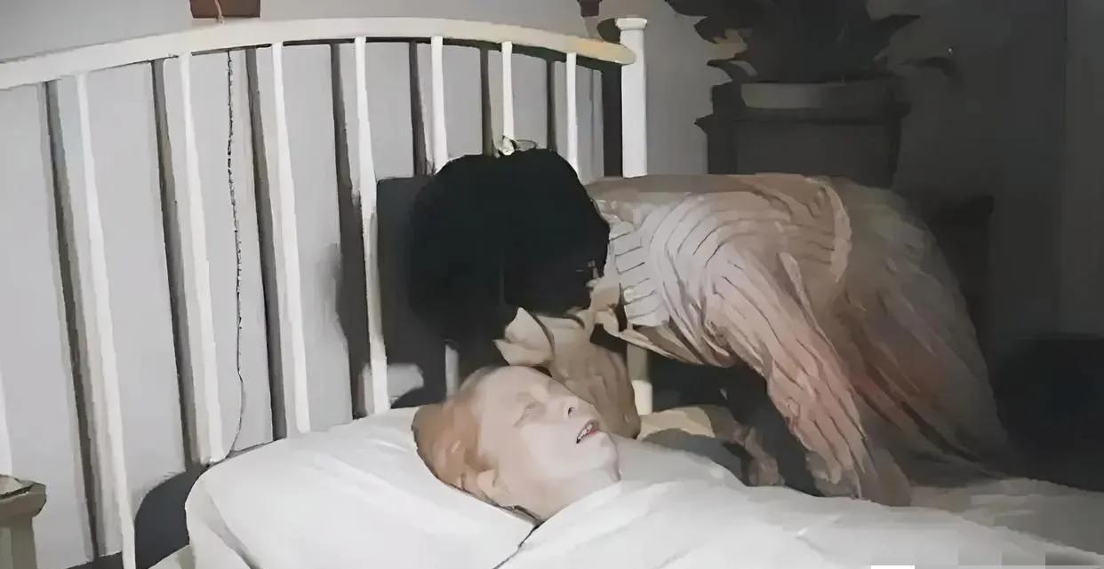 1992年
邓颖超同志逝世，在邓大姐身边工作多年的秘书赵炜，轻轻亲吻邓大姐的额头