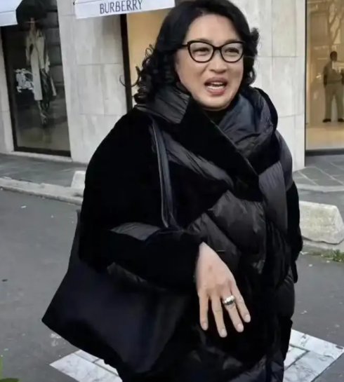 金星在国内演出市场遇冷后，于去年悄然迁居法国巴黎。这位曾以犀利言辞叱咤娱乐圈的舞