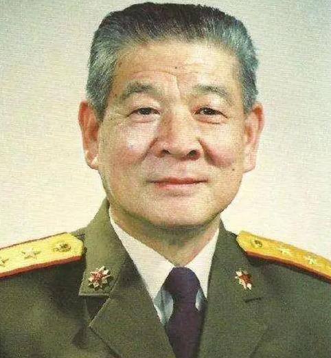 1975年正在训练的王英洲突然被军长叫去办公室，他忐忑是不是来劝他退伍的，没想到