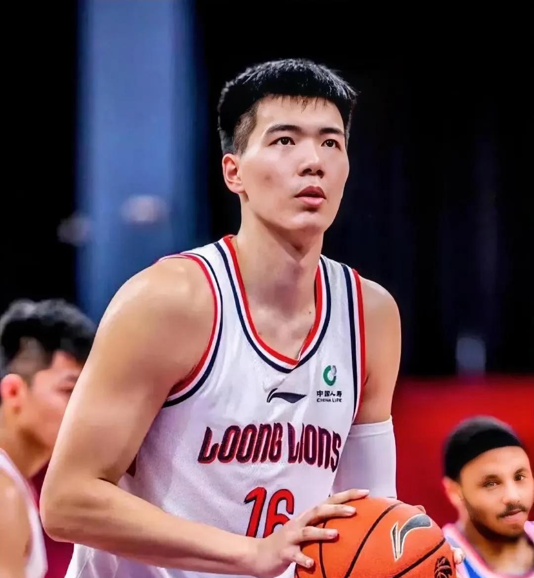焦泊乔这下算是摊上大事了
在被广州队交易后
他接下来要决定是否留在
广东队！
焦