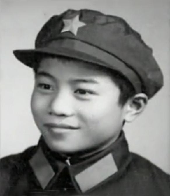 原八·一乒乓球队主教练王涛，小小年纪就穿上了军装，显得即精神又可爱。
右图为：王