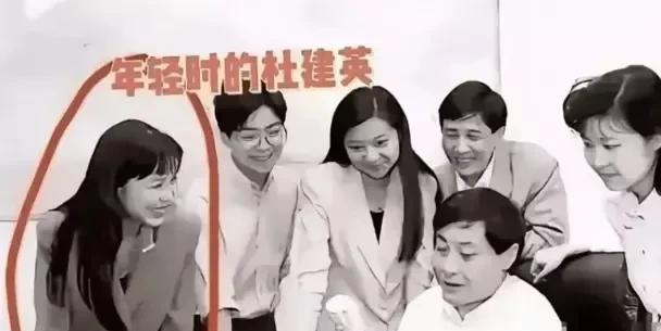 宗家风暴升级！小三杜建英突收声，宗馥莉手握偷税转移国资铁证反击！
豪门大戏高潮迭
