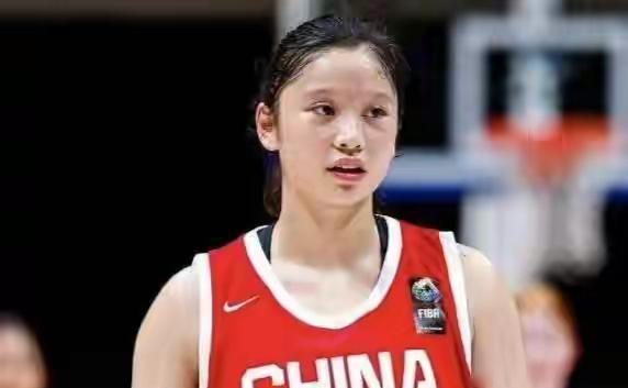 吵翻了！U16双星砍38分+抢爆篮板，球迷说比张子宇有用，女篮押谁？
     