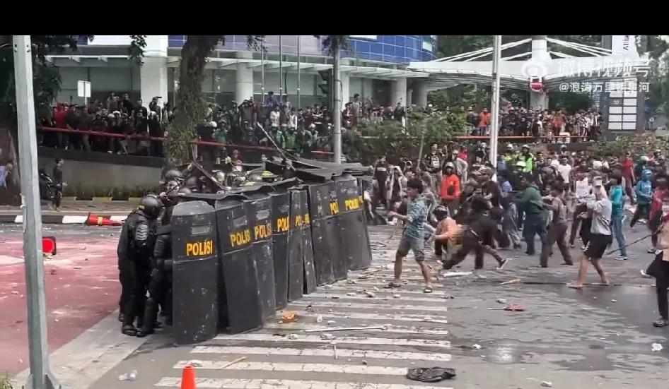 印尼骚乱如果持续下去的话，下一个受伤害的目标有可能就会是华人。
看到许多网友为印