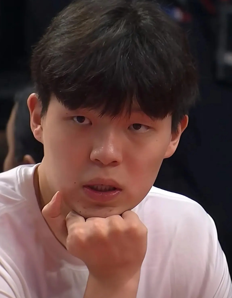 这是真事，杨瀚森被弃用！

不是因为罗威回来了，而是主教练根本不给他机会，主要原