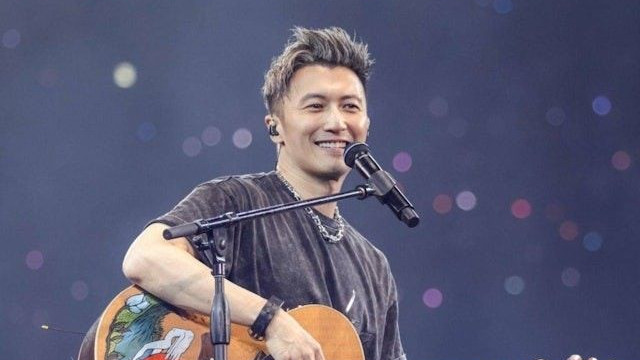 谢霆锋重庆演唱会惊现高仿号，90%相似度让粉丝集体眼神儿跑偏