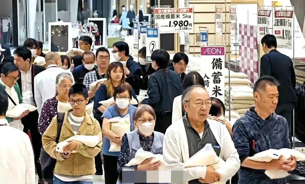 买到“储蓄米”的小本子人，就像抱着小孩一样。。