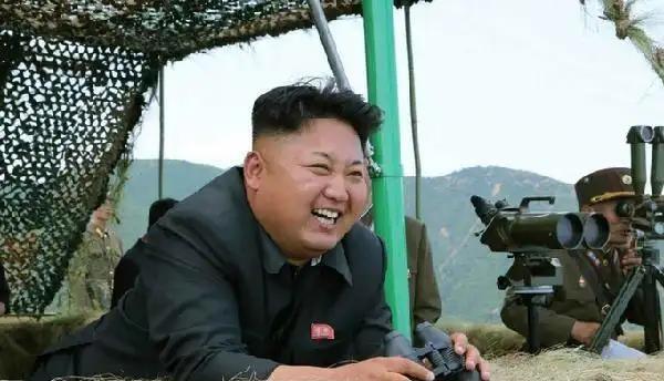 在中国看完“全球最强”的100式，金正恩连国庆日都等不及过完，就一头扎进了自家的