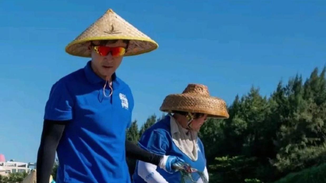 胡歌去西藏过藏历新年，状态回春变嫩了，和朋友自驾游难掩开心