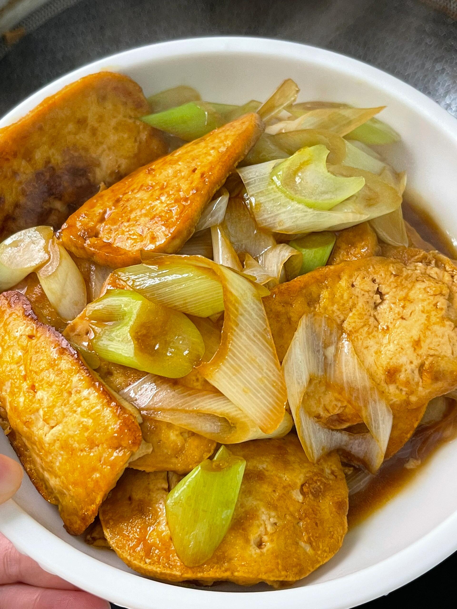 葱烧豆腐！唯一的缺点太费米饭，汤汁拌饭太顶了
食材：大葱，豆腐
做法步骤：
调个