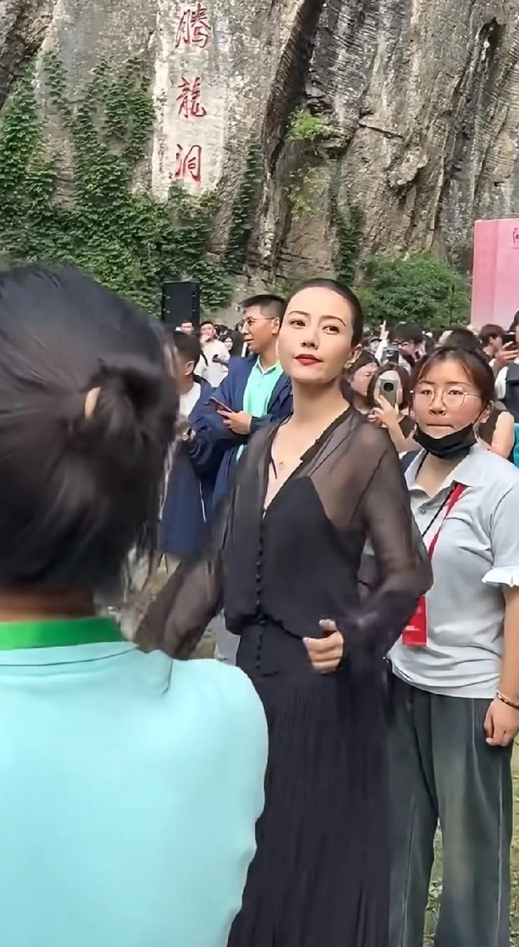 高圆圆的天鹅颈着实太彰显气质了！她也曾大方分享过法令纹的故事，称这会让她忆起妈妈