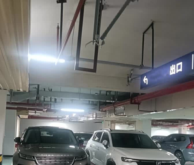 路虎的衰败只有两个原因，外因是经济下行，大家伙手上都没钱，内因就是他们自己作的。