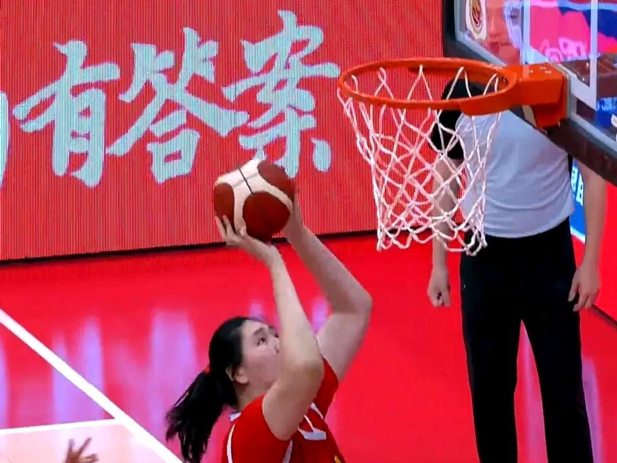 中国女篮第一节26-25领先一分。
开场双方比分焦灼，张子宇出场之后，日本队的防