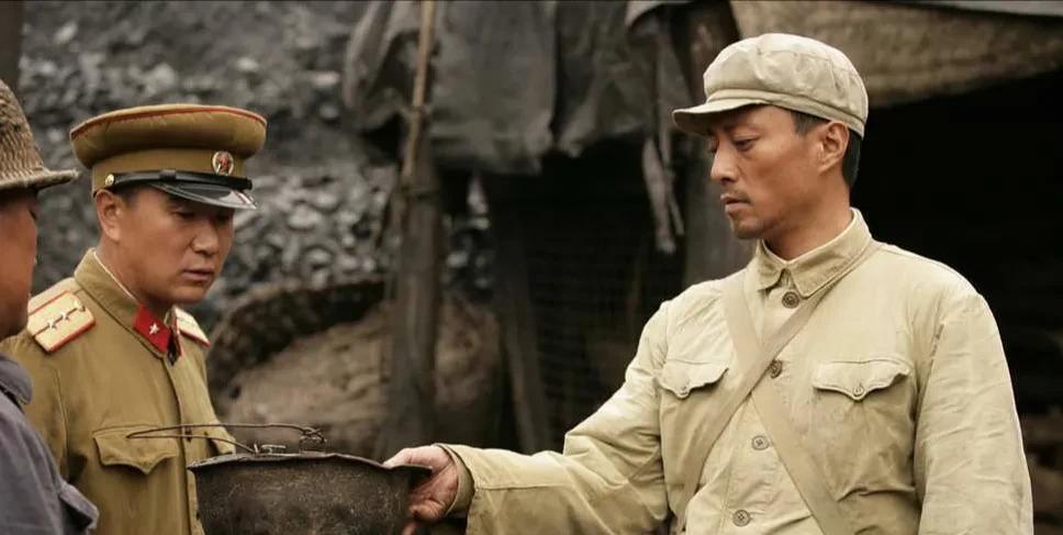 2006年，冯小刚斥资8000万筹拍《集结号》，张涵予主动请缨要演谷子地，却遭到