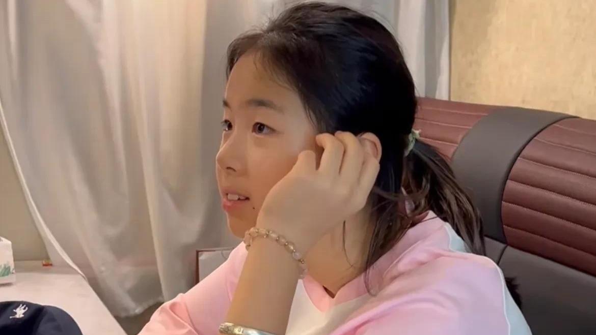 黄奕11岁女儿想演戏，网友辣评：太丑了，还是认真读书