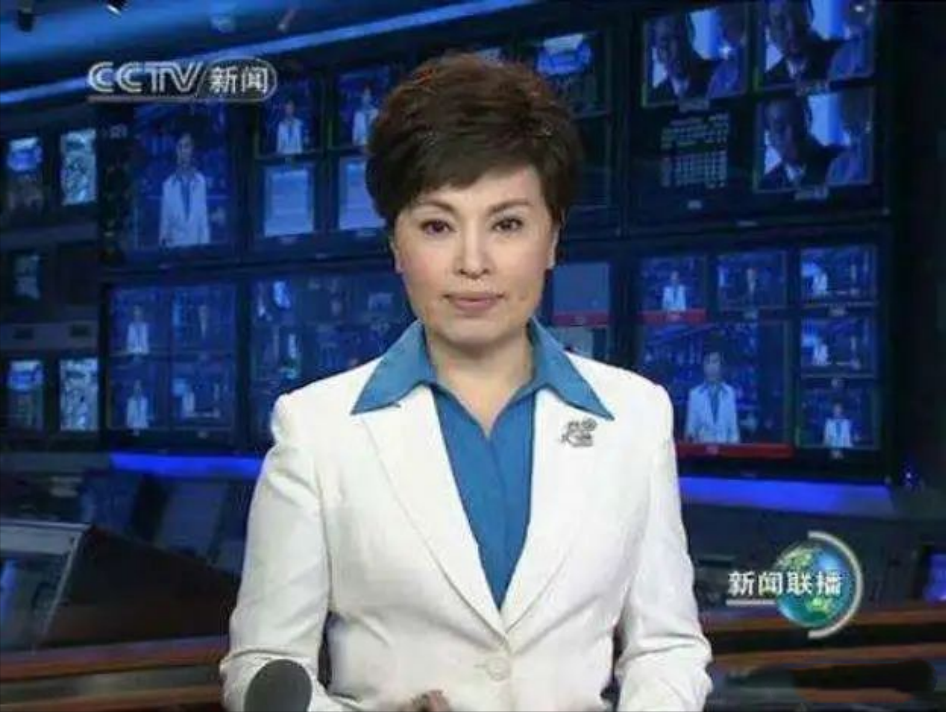 1998年，央视主持人李瑞英在新闻联播开播前十五分钟，电话一个接一个地响着，李瑞