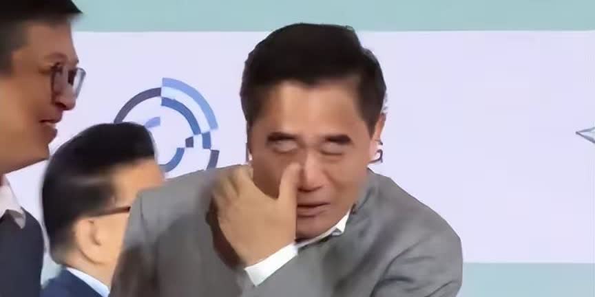 面相都变了，陈宝国最近露面，状态也是大变样。

之前看他演电视剧的时候，人还