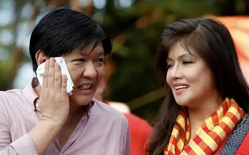 菲律宾总统小马科欺就是个笑话！原因如下：

刚上台时曾表示不愿配合国际刑警的调查