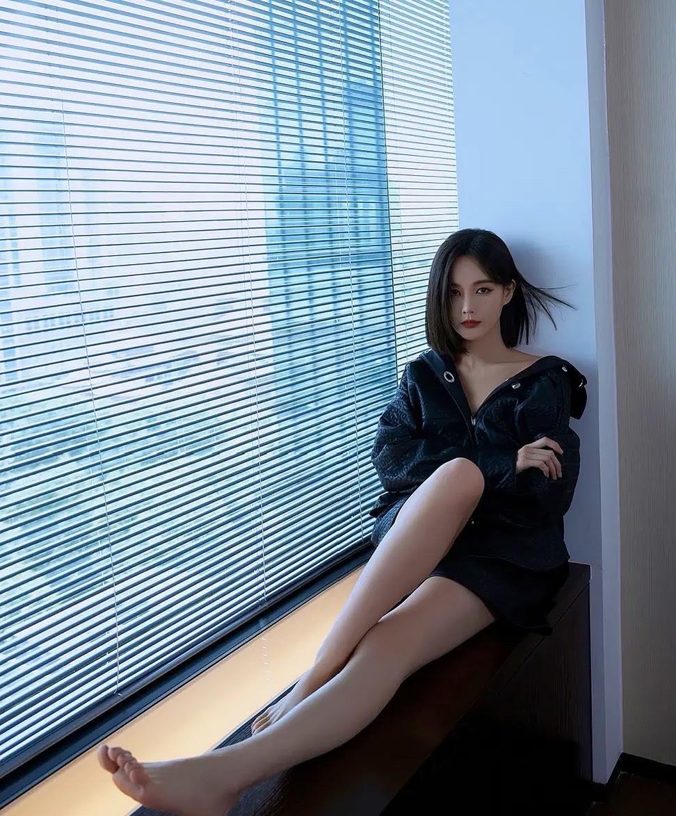 俏黄蓉李一桐光脚丫组图
她是不是娱乐圈第一美足？[尬笑]