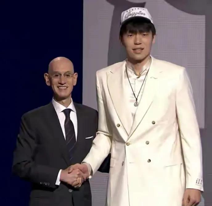 杨瀚森成功登陆NBA，多项记录超姚明，4年薪资超1.53亿。可以和罗伊打挡拆，也