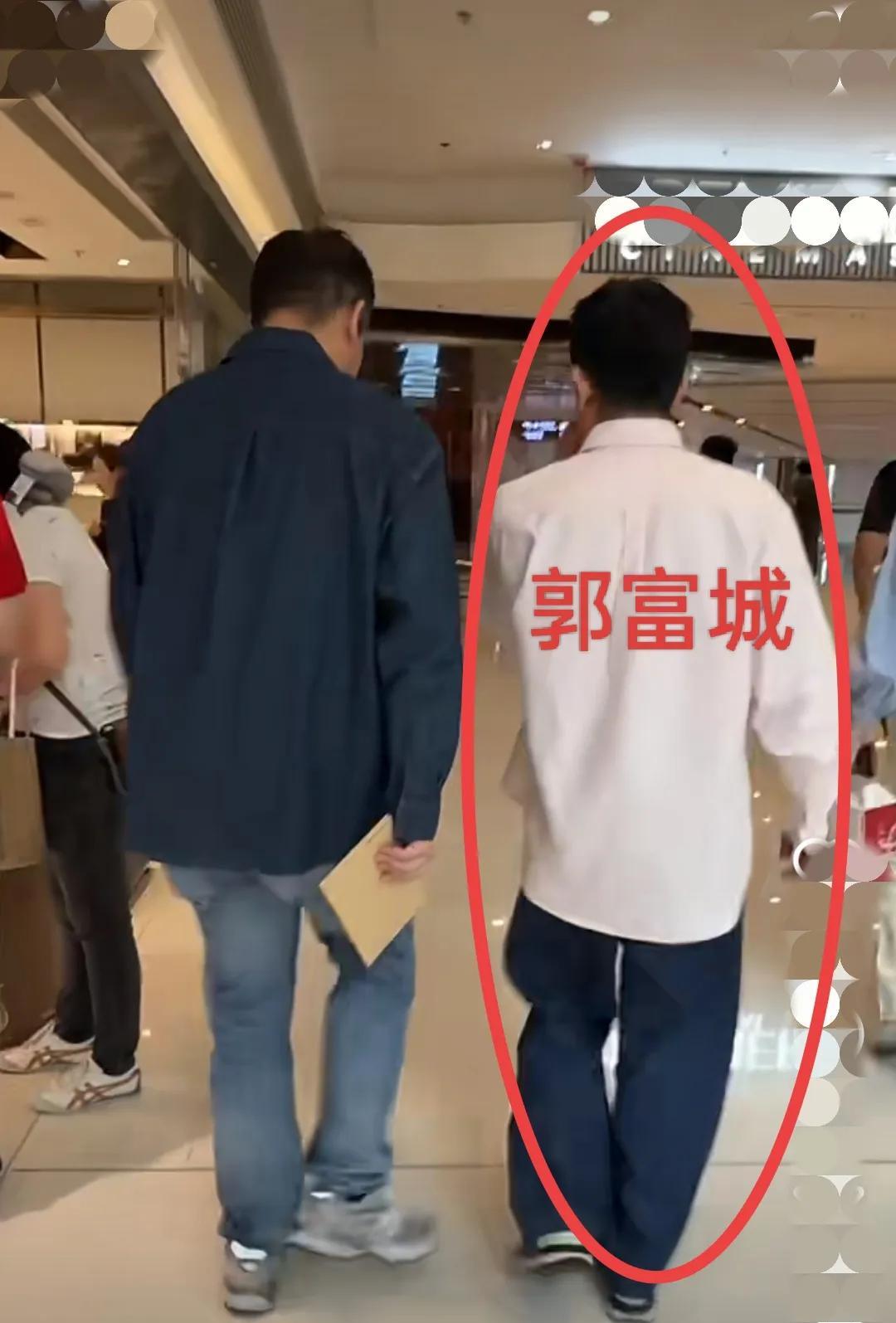 幸好郭富城成名早，不然，就这身高和形象，在现在的娱乐圈连十八线都混不上！
偶遇郭