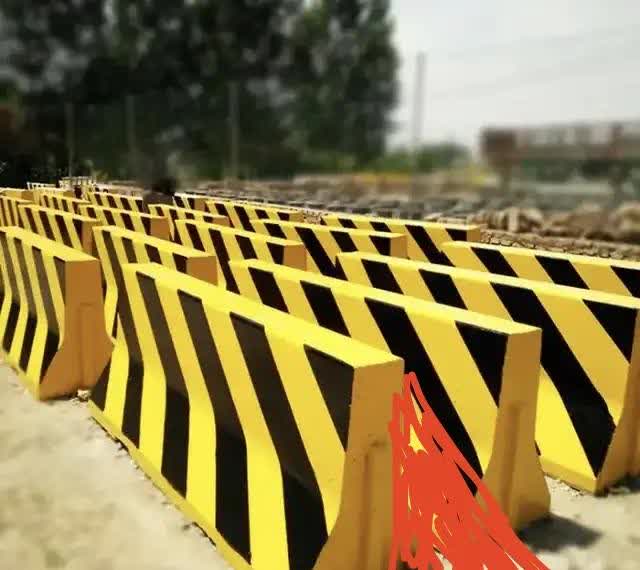 小米的通告和我猜的一样，因为只有逆行借道才有可能正面撞上水泥墩，否则在高速上怎么