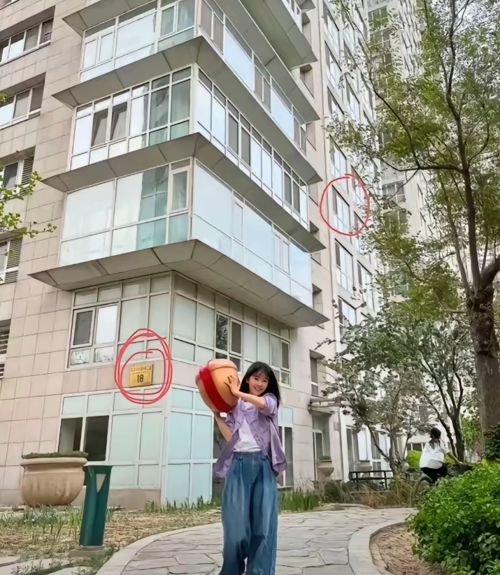 这届网友简直堪比柯南！
关于于朦胧坠楼一事，他们顺藤摸瓜，又指向了一位人物：女演