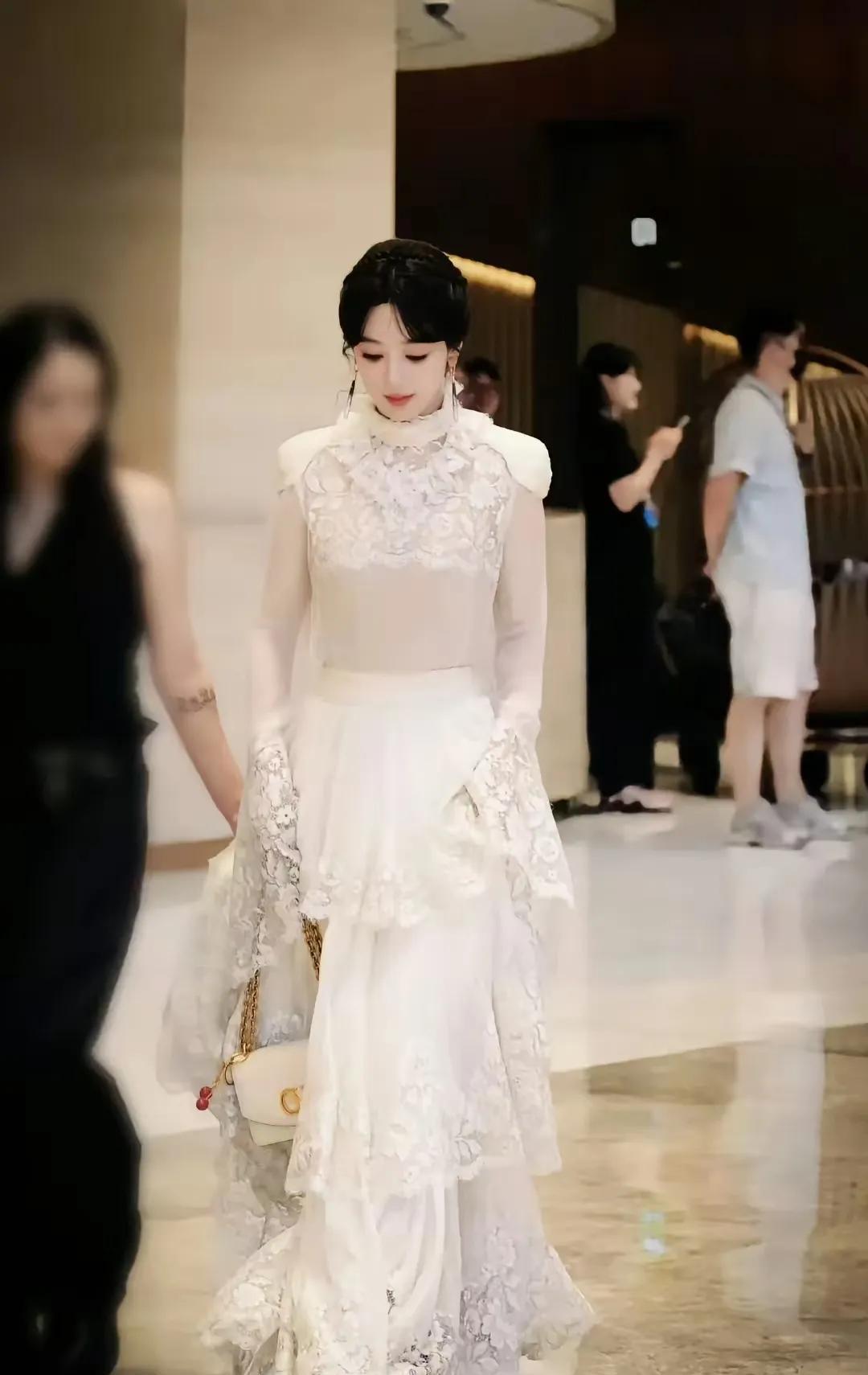 第一次觉得杨紫这么好看!选对衣服了，完美遮挡手臂短、肩窄头大和脖子过长的硬伤，妆