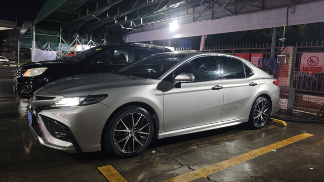 关注领克的第九百九十九天了
虽然很喜欢领克的01，但在老婆的坚决下最后拿下了轿车