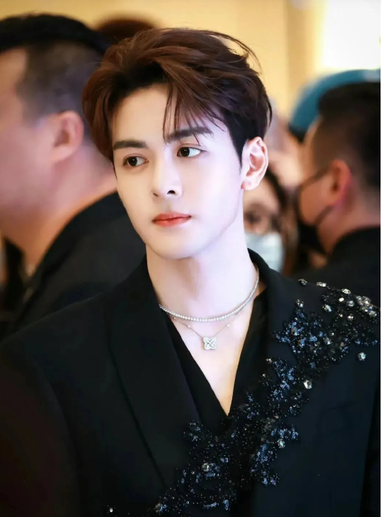 要不说曾舜晞能做演员呢？

看看他这张脸，要是不查查，

真以为他是哪个留学回来