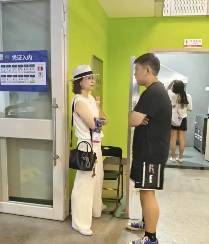 董卿上海看网球被拍，52岁状态太稳了！[点亮平安灯][比心]
好久没公开露面的董