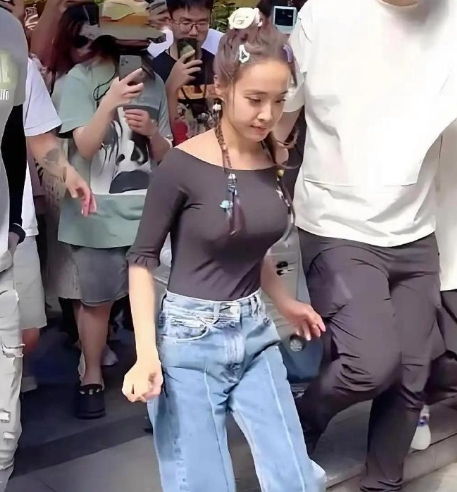长沙街头偶遇蔡依林，真不敢信她45了！个子不高，瘦得刚好，皮肤亮得像刚睡醒，走着
