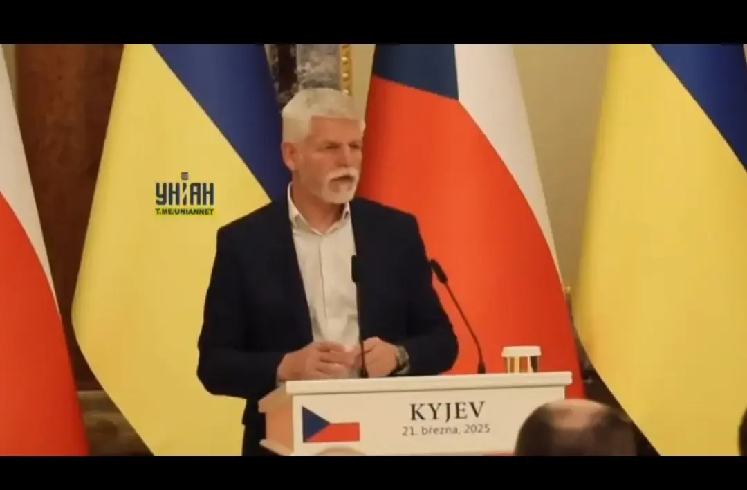 捷克总统彼得·帕维尔回忆起他最近在俄罗斯袭击期间访问敖德萨的经历时说：
“我们在