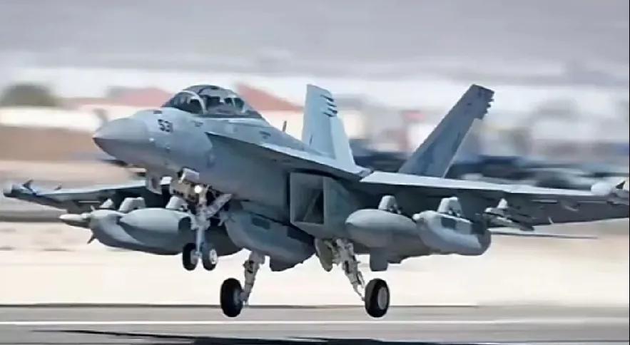 美国海军的一架EA-18G“咆哮者”电子战飞机俯冲入海，水花没压位，水花太大，差
