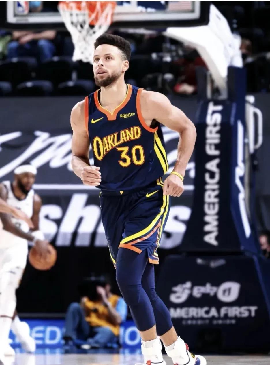 库里到底配不配进入NBA历史前十？
总得分：25386分，历史第24。  
总冠